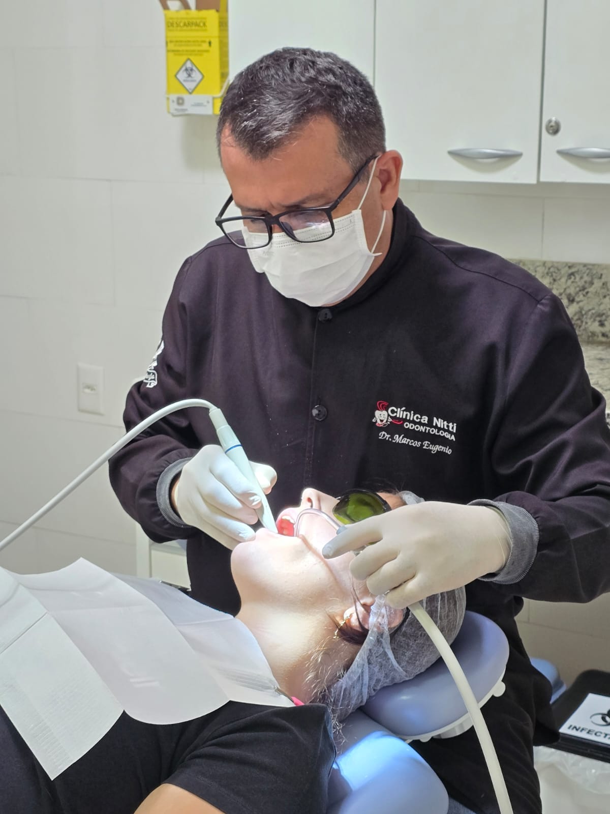 Dentista e paciente sorrindo